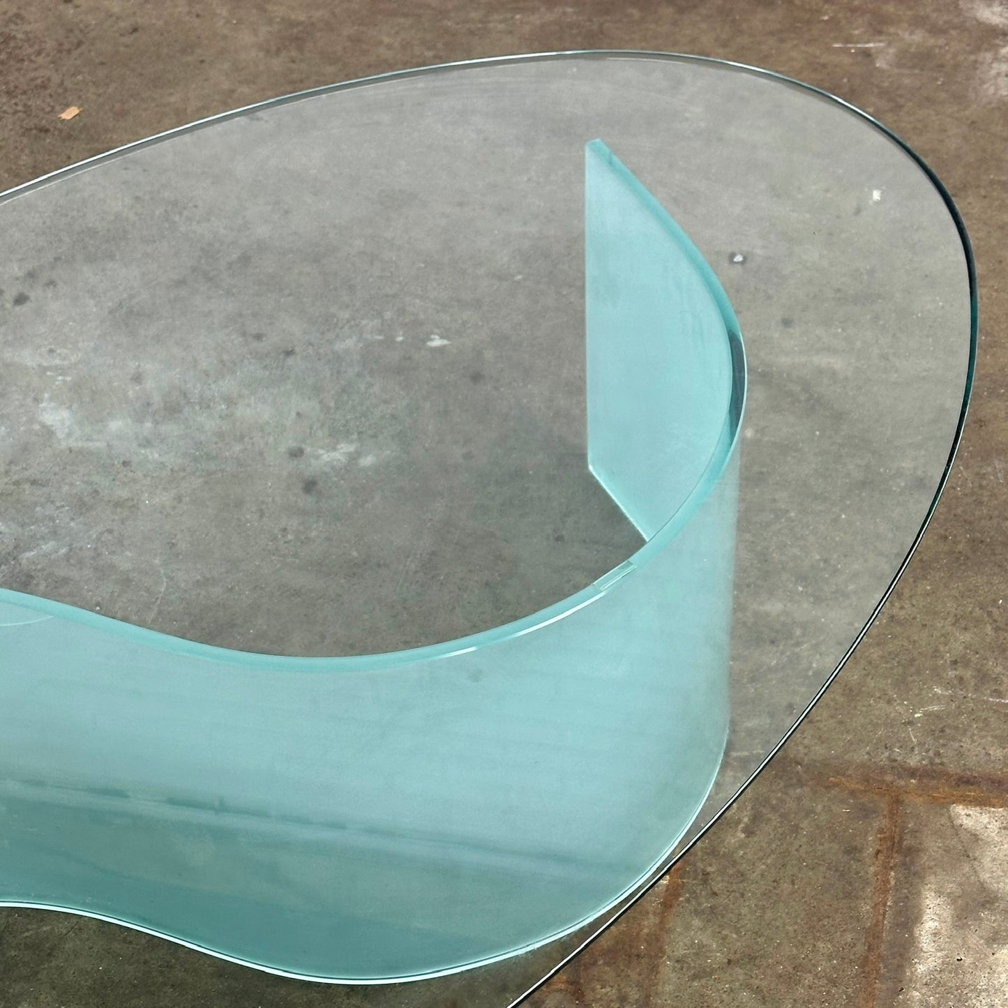 Ovale glazen salontafel met golf / s shape poot