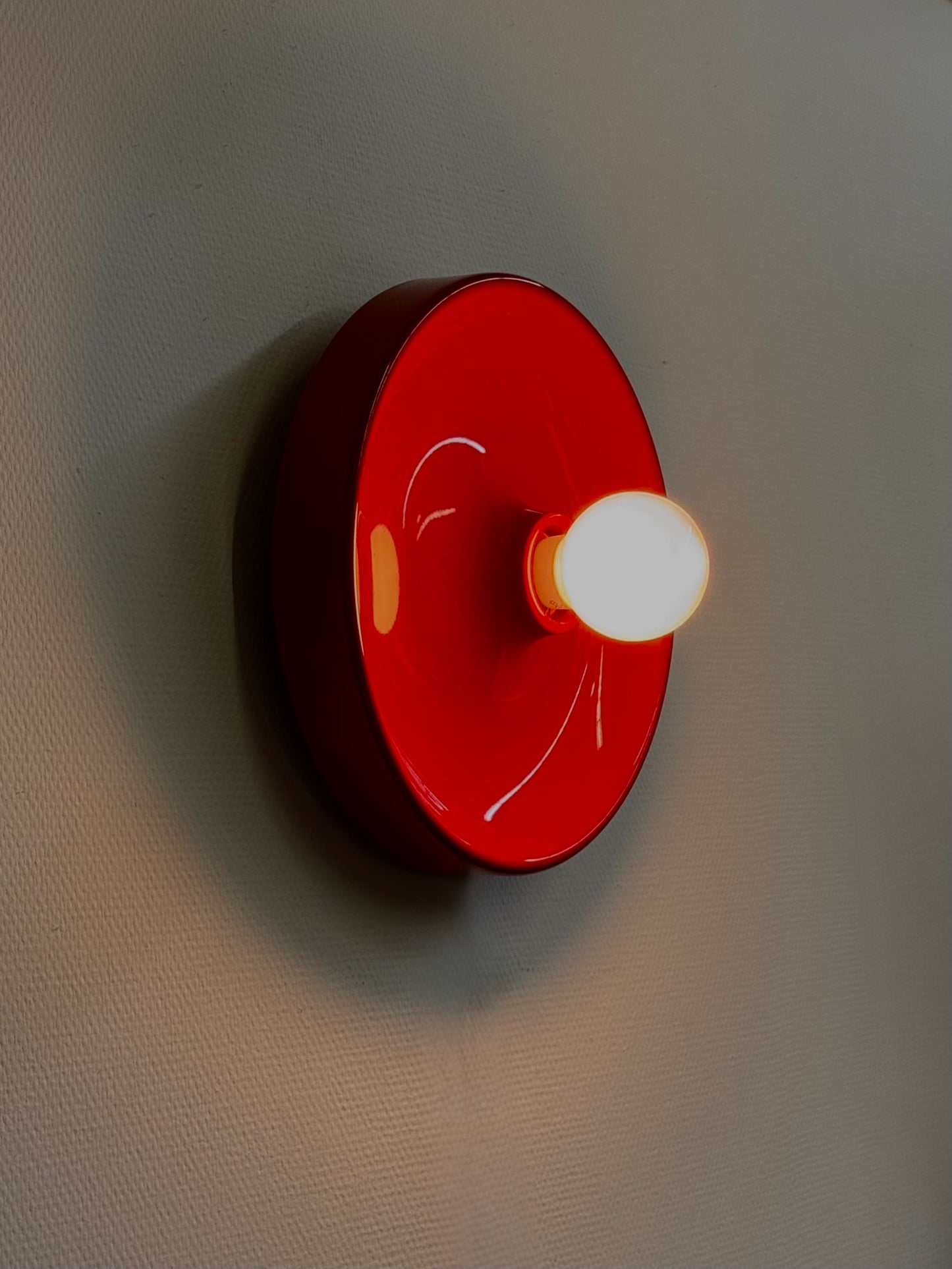 Rode space age disc lamp van Enrico Tronconi