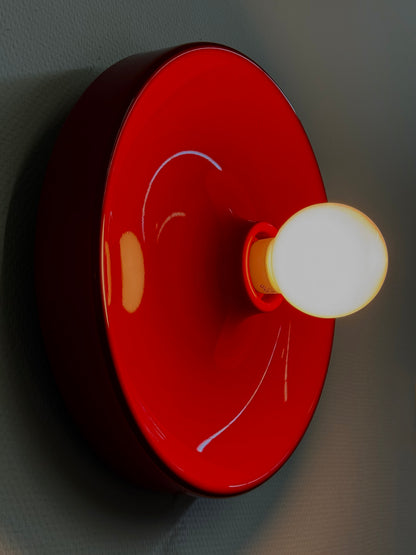 Rode space age disc lamp van Enrico Tronconi