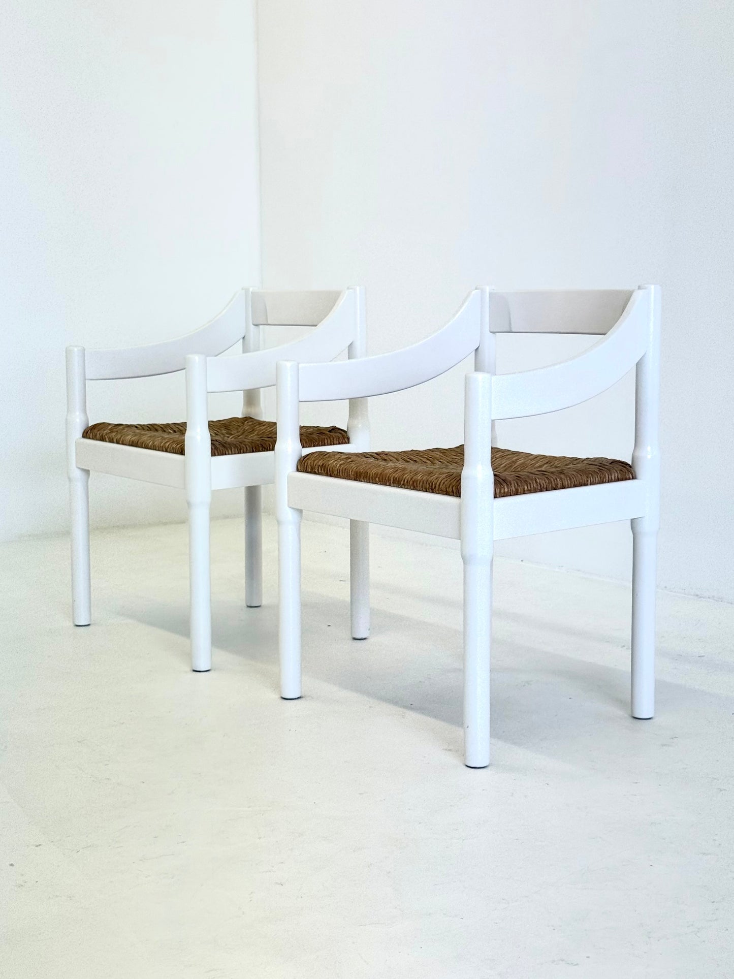 Set van twee Carimate stoelen van Vico Magistretti in wit