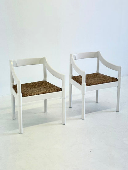 Set van twee Carimate stoelen van Vico Magistretti in wit