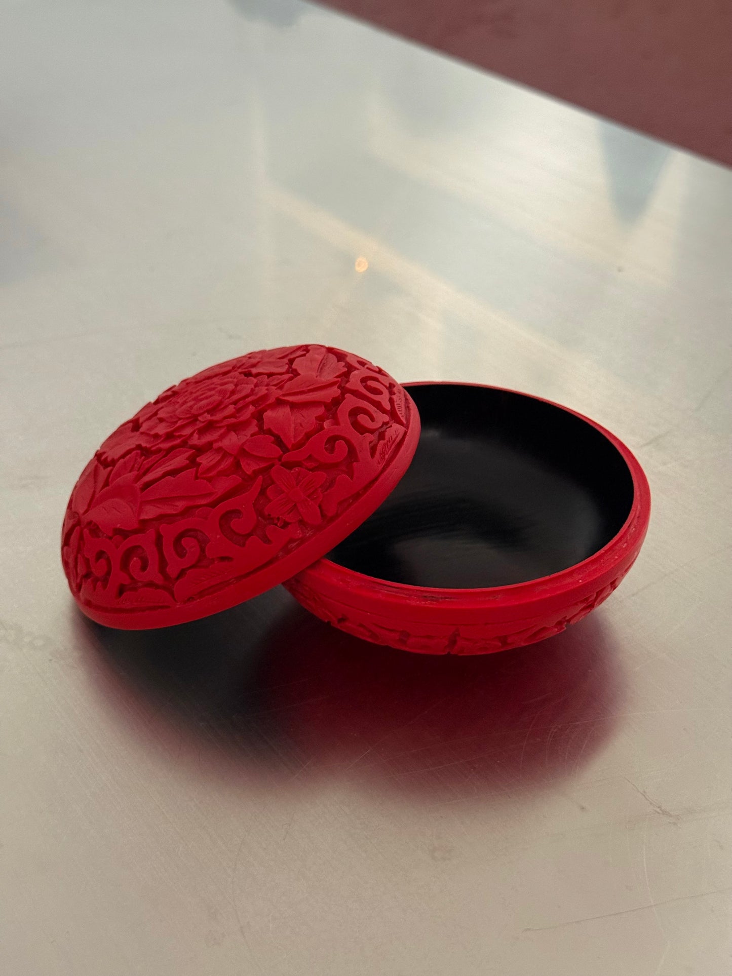 Chinees rood doosje met deksel van cinnaberhout