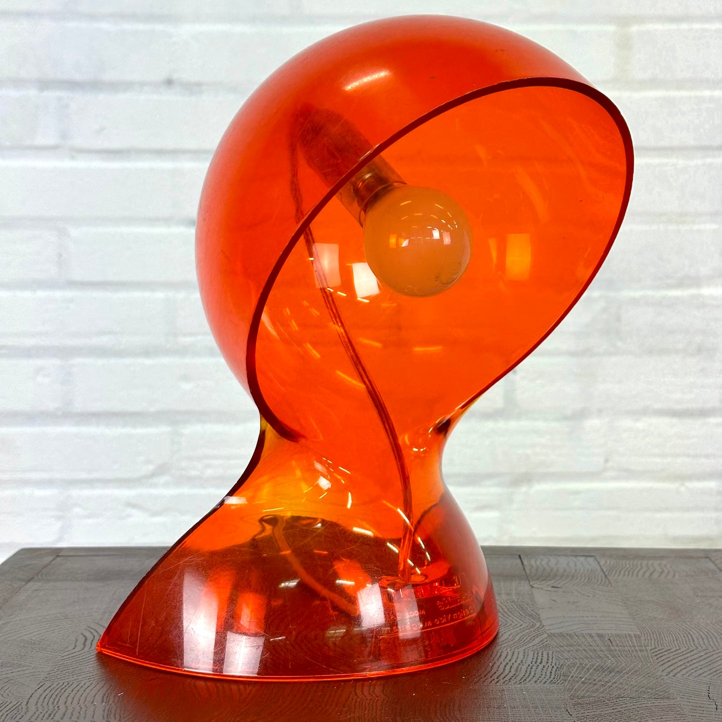 Oranje Artemide 'Dalu' tafellamp door Vico Magistretti