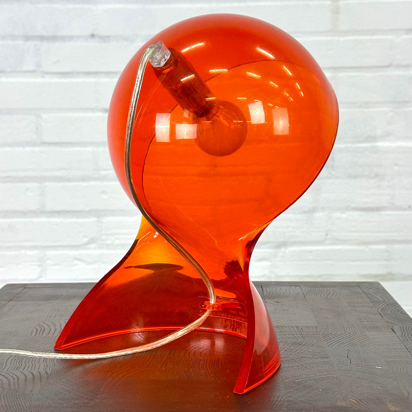 Oranje Artemide 'Dalu' tafellamp door Vico Magistretti