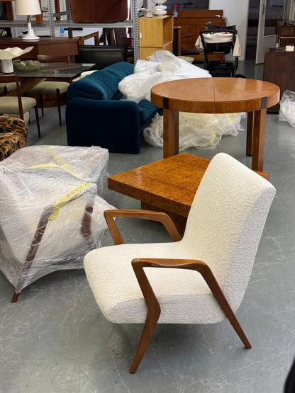 Italiaanse mid century lounge fauteuil van kersenhout met witte bouclé