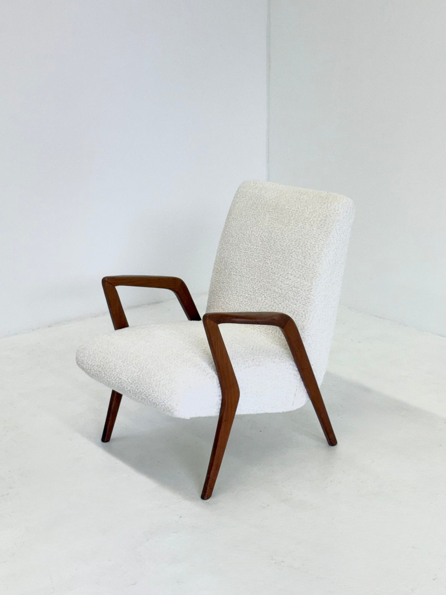 Italiaanse mid century lounge fauteuil van kersenhout met witte bouclé