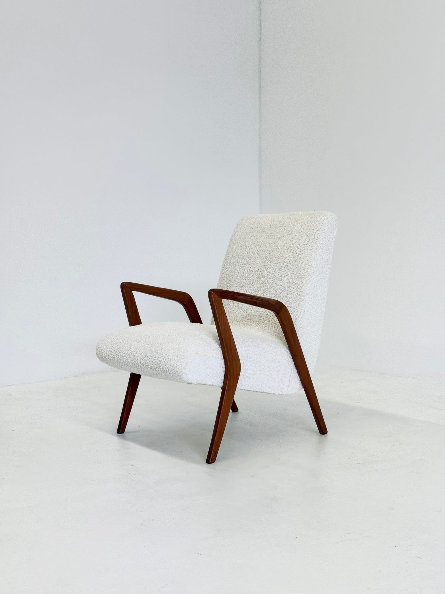 Italiaanse mid century lounge fauteuil van kersenhout met witte bouclé