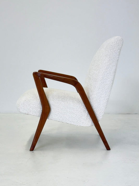 Italiaanse mid century lounge fauteuil van kersenhout met witte bouclé