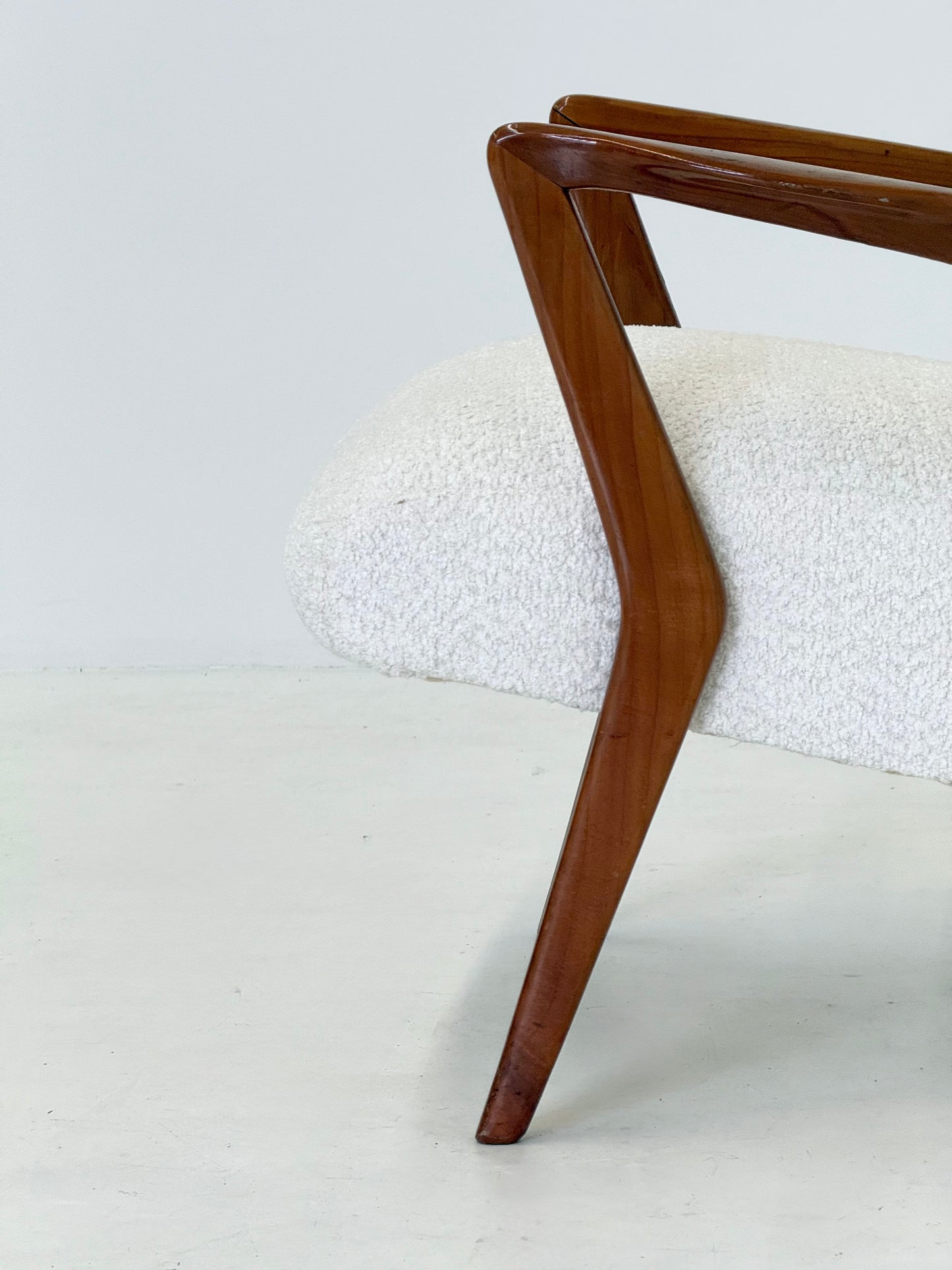 Italiaanse mid century lounge fauteuil van kersenhout met witte bouclé
