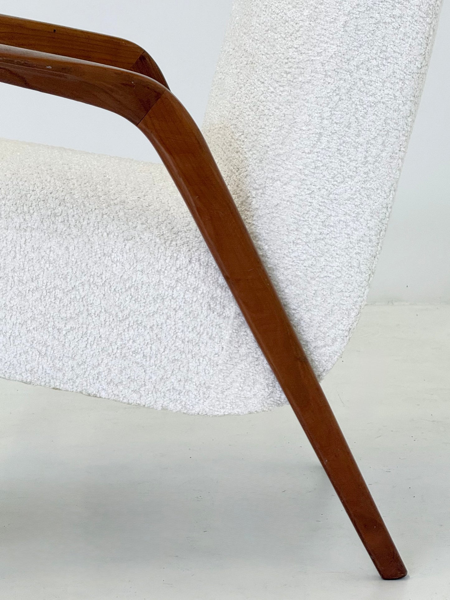 Italiaanse mid century lounge fauteuil van kersenhout met witte bouclé