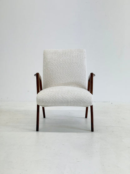 Italiaanse mid century lounge fauteuil van kersenhout met witte bouclé
