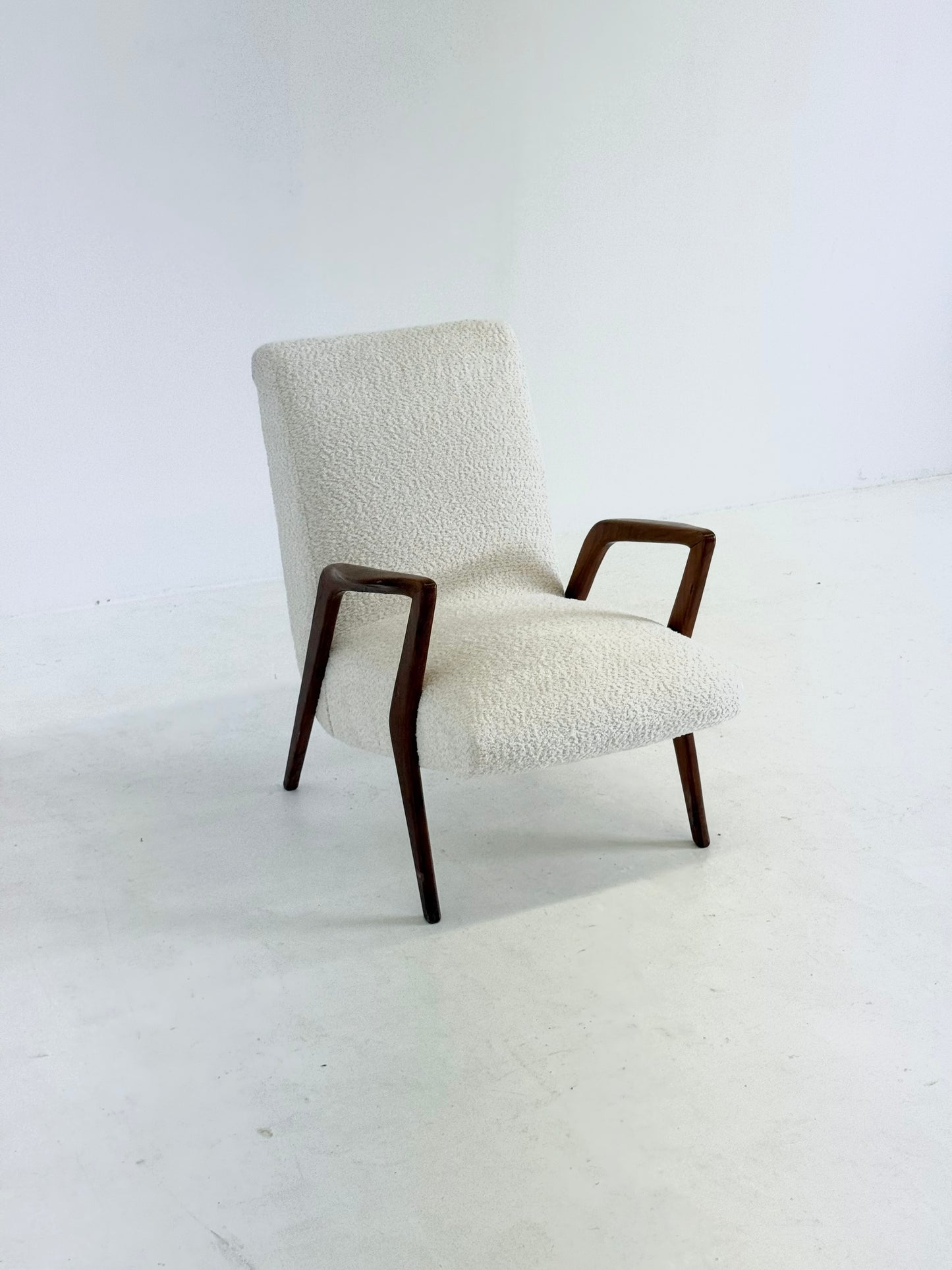 Italiaanse mid century lounge fauteuil van kersenhout met witte bouclé