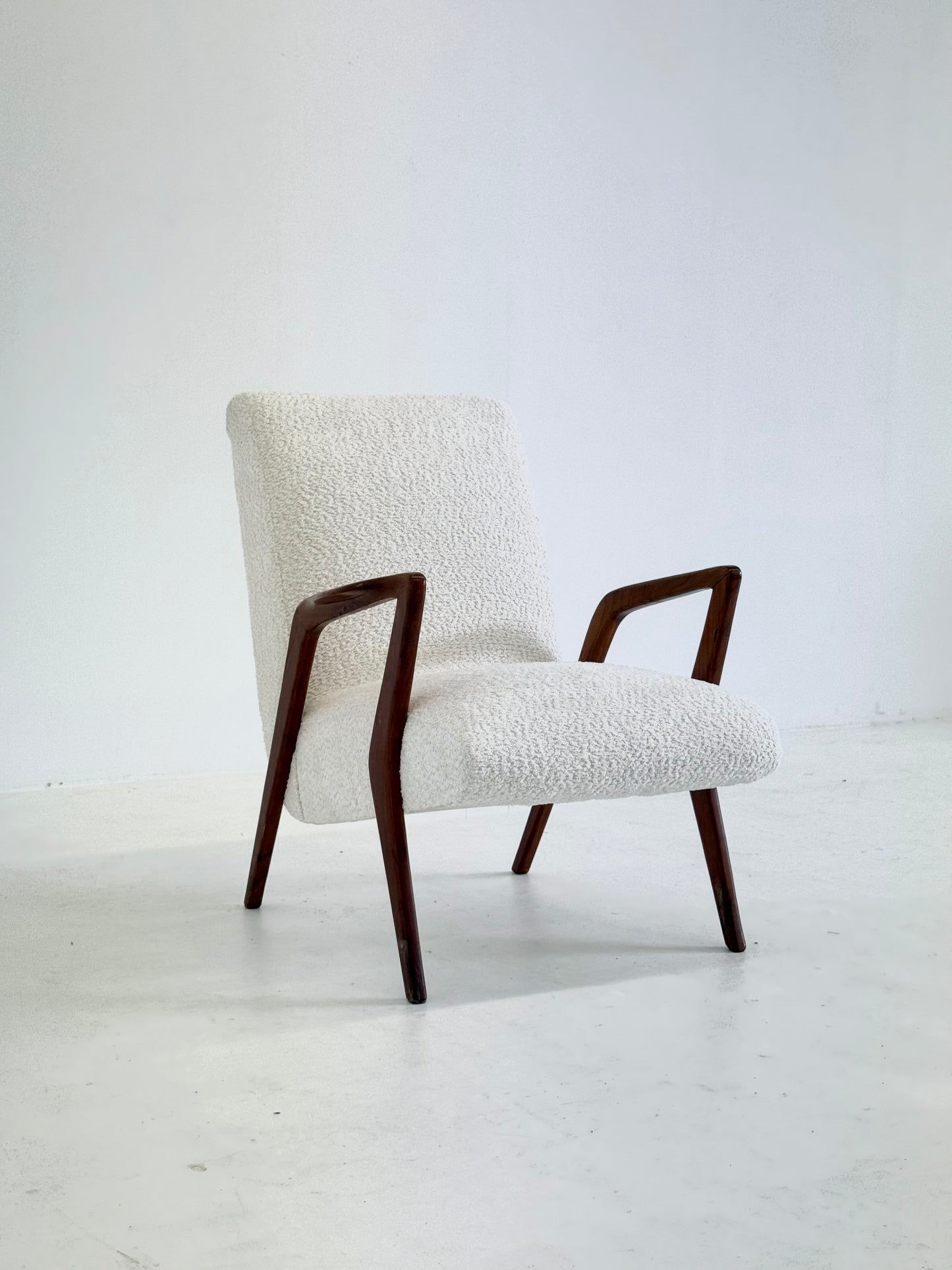 Italiaanse mid century lounge fauteuil van kersenhout met witte bouclé