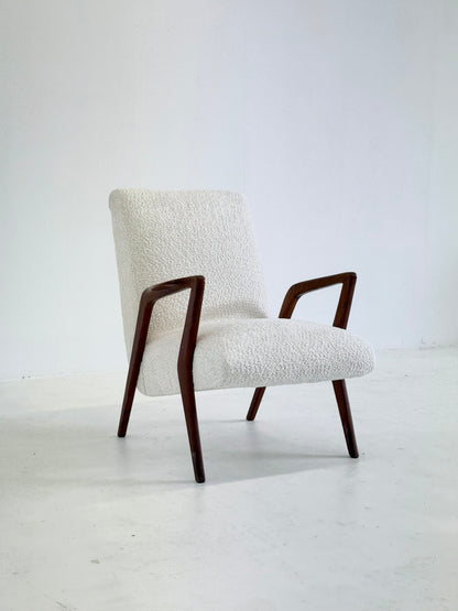 Italiaanse mid century lounge fauteuil van kersenhout met witte bouclé