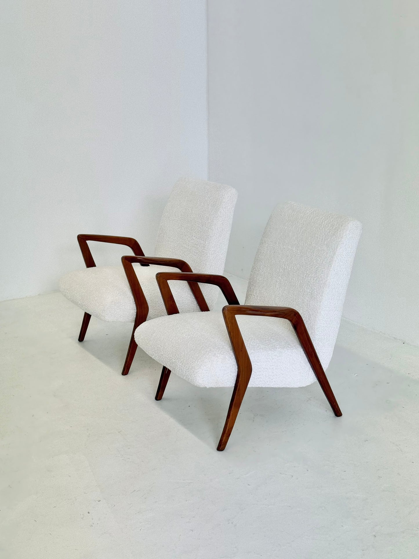Italiaanse mid century lounge fauteuil van kersenhout met witte bouclé