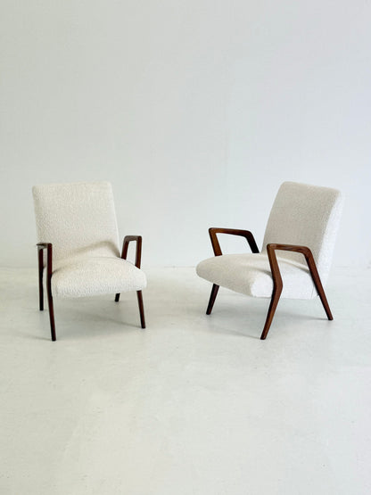 Italiaanse mid century lounge fauteuil van kersenhout met witte bouclé
