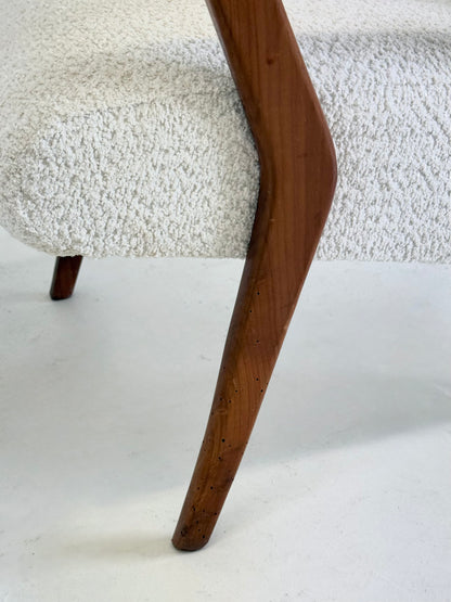 Italiaanse mid century lounge fauteuil van kersenhout met witte bouclé