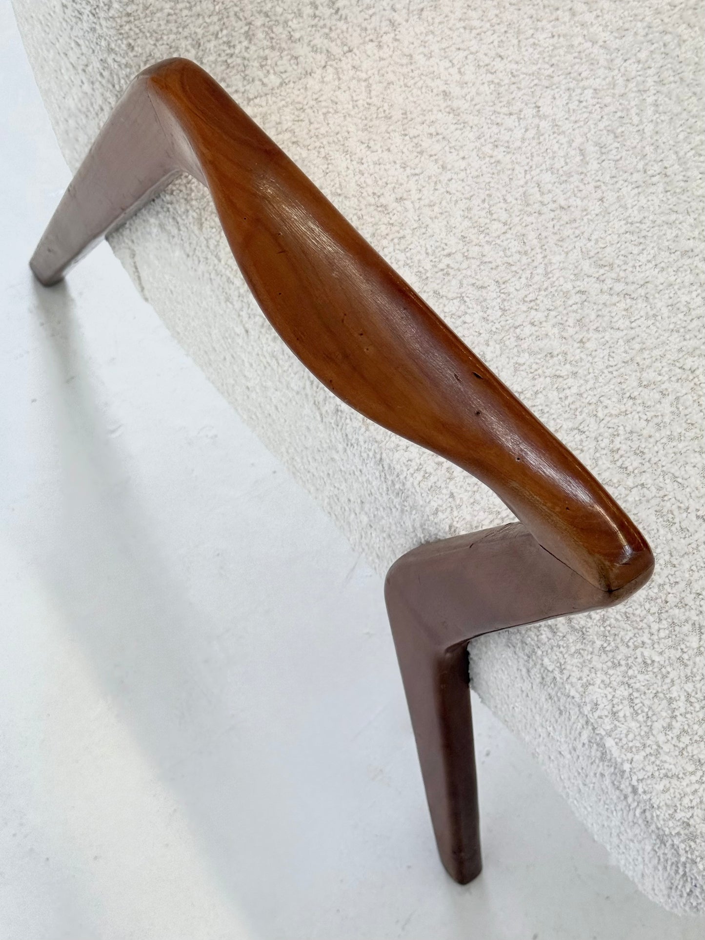 Italiaanse mid century lounge fauteuil van kersenhout met witte bouclé
