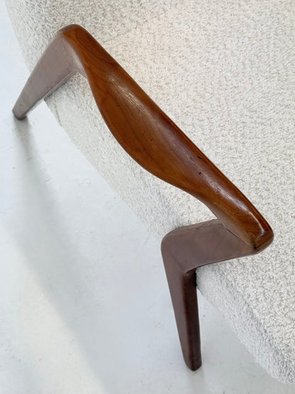 Italiaanse mid century lounge fauteuil van kersenhout met witte bouclé