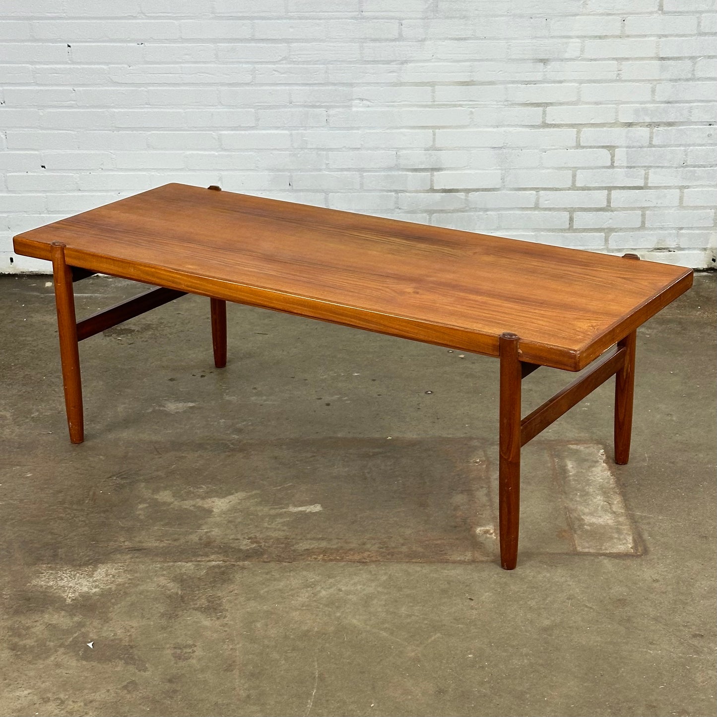 Langwerpig vintage salontafel van teak hout