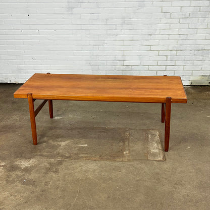 Langwerpig vintage salontafel van teak hout