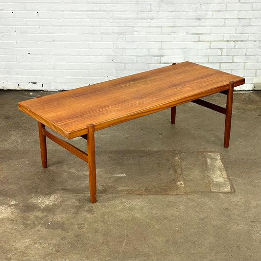 Langwerpig vintage salontafel van teak hout
