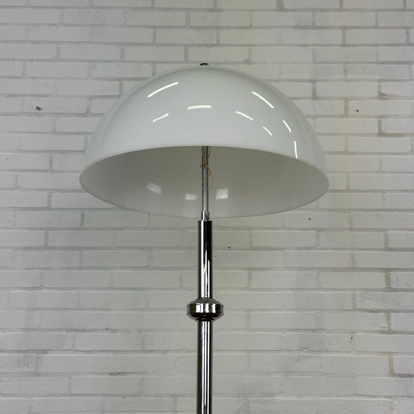 Vintage vloerlamp met witte mushroom lampenkap