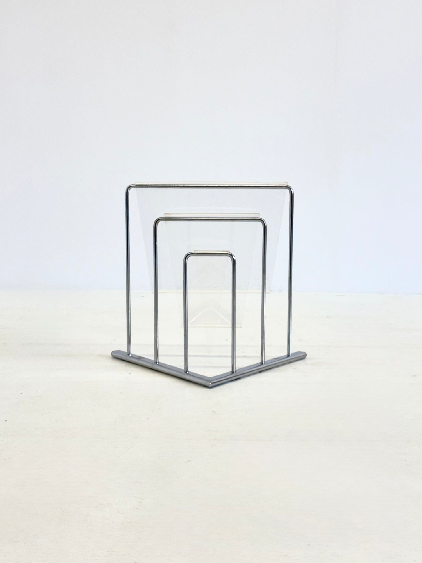 Lucite magazine houder van Markus Börgens voor D-Tec