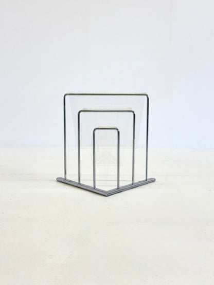 Lucite magazine houder van Markus Börgens voor D-Tec