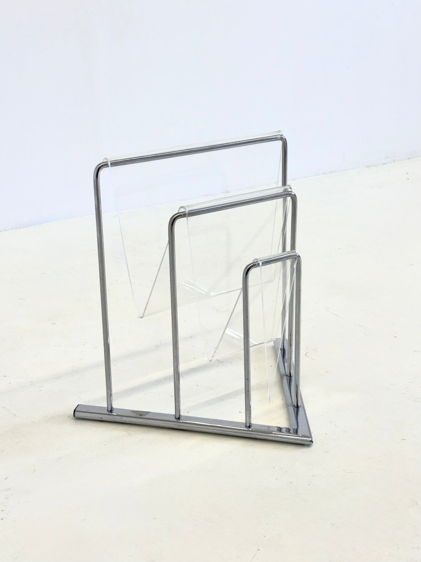 Lucite magazine houder van Markus Börgens voor D-Tec