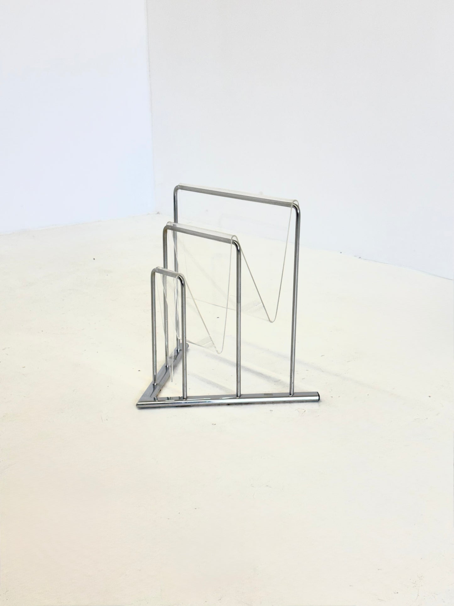 Lucite magazine houder van Markus Börgens voor D-Tec