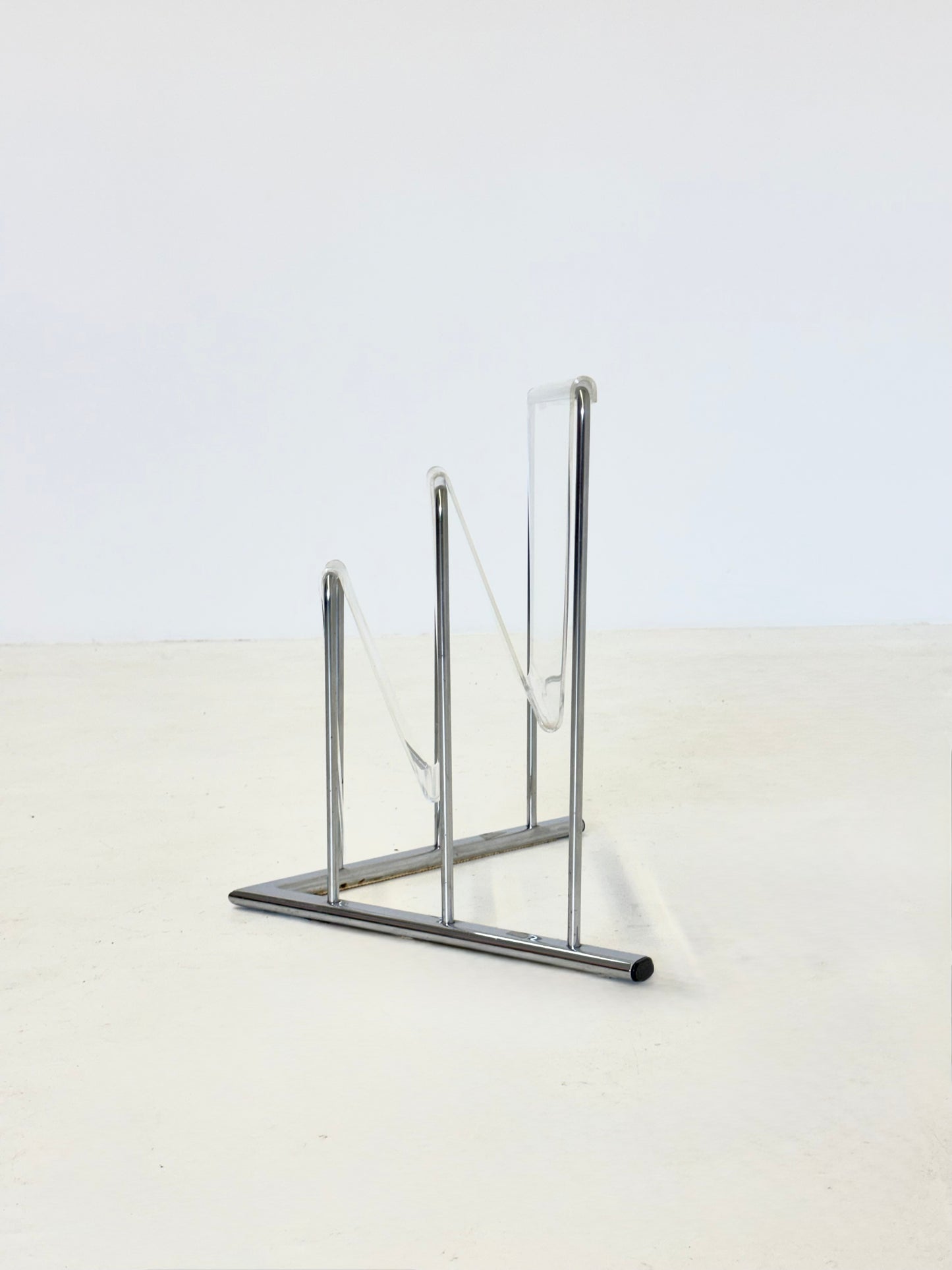 Lucite magazine houder van Markus Börgens voor D-Tec