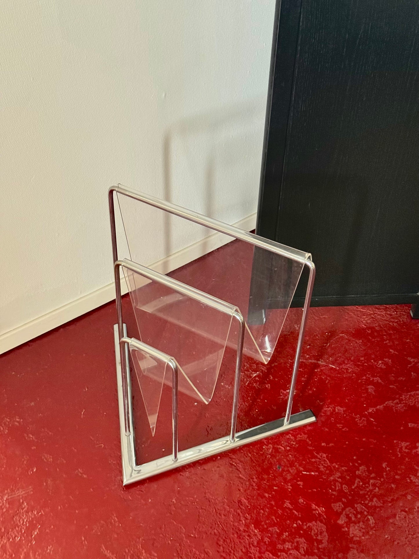 Lucite magazine houder van Markus Börgens voor D-Tec