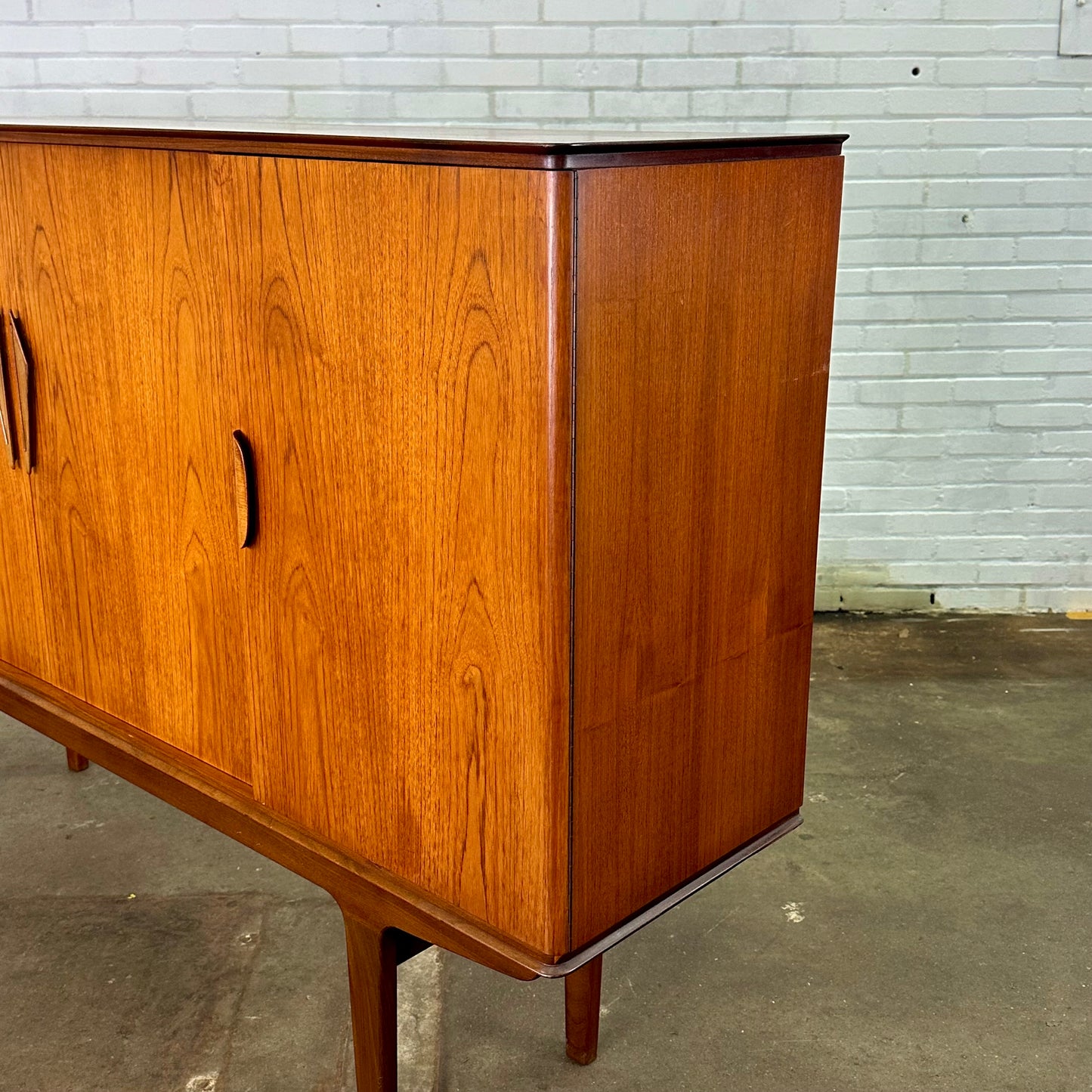 Deens vintage teakhouten dressoir / high board  met ingebouwde bar