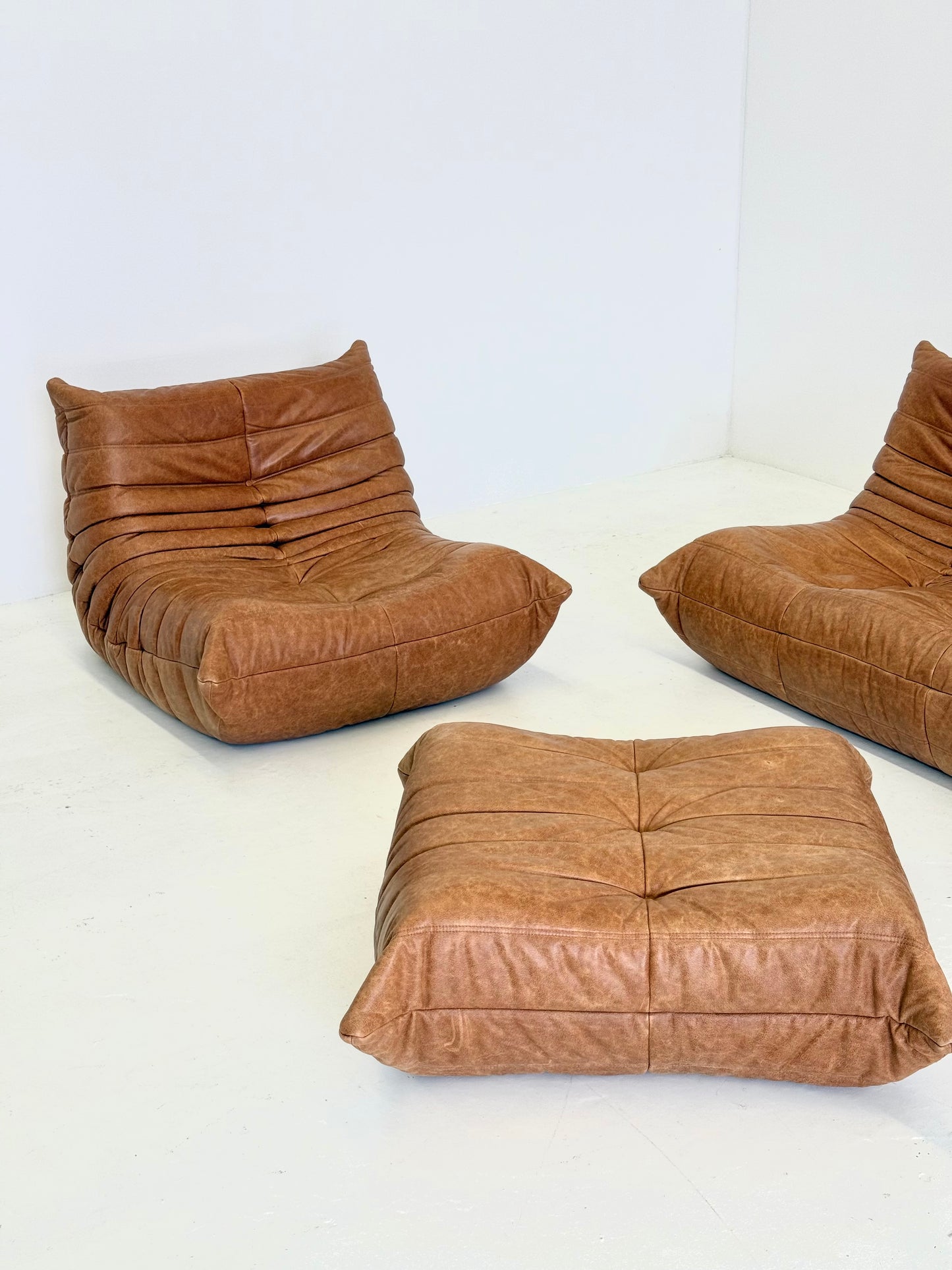 Ligne Roset Togo fauteuil met poef in cognac leer
