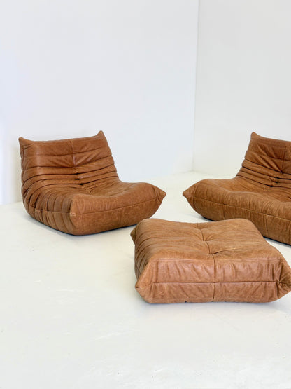 Ligne Roset Togo fauteuil met poef in cognac leer