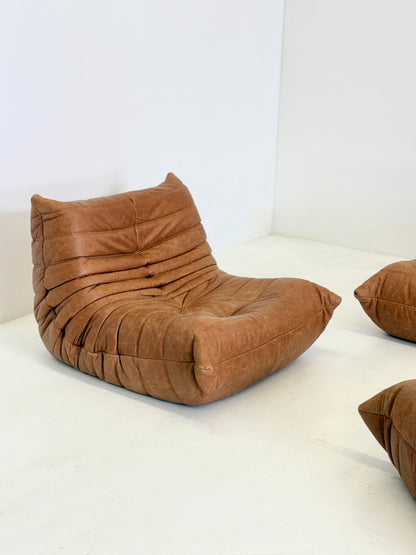 Ligne Roset Togo fauteuil met poef in cognac leer