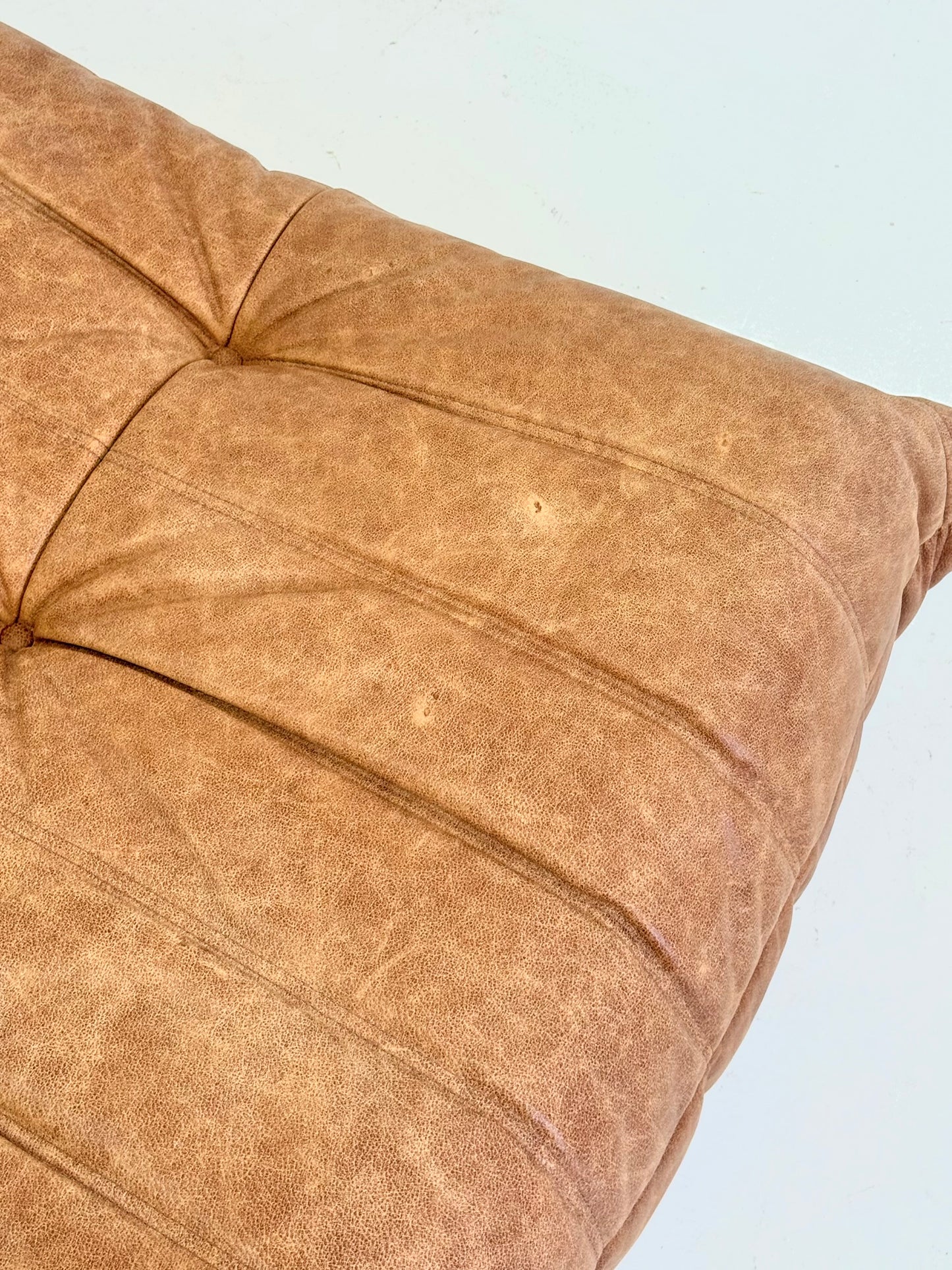 Ligne Roset Togo fauteuil met poef in cognac leer