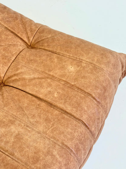 Ligne Roset Togo fauteuil met poef in cognac leer