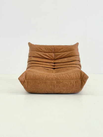Ligne Roset Togo fauteuil met poef in cognac leer