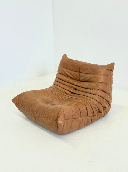 Ligne Roset Togo fauteuil met poef in cognac leer