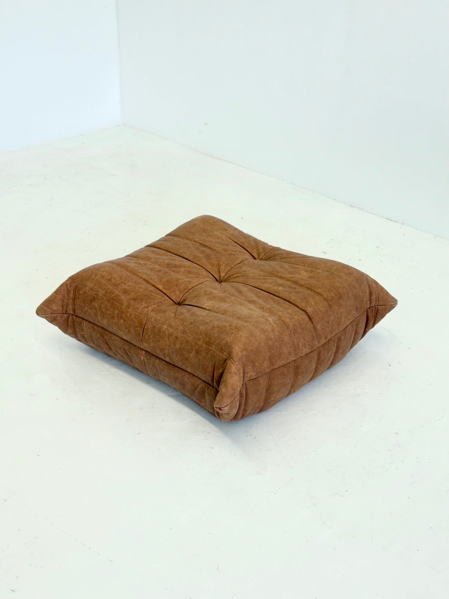 Ligne Roset Togo fauteuil met poef in cognac leer