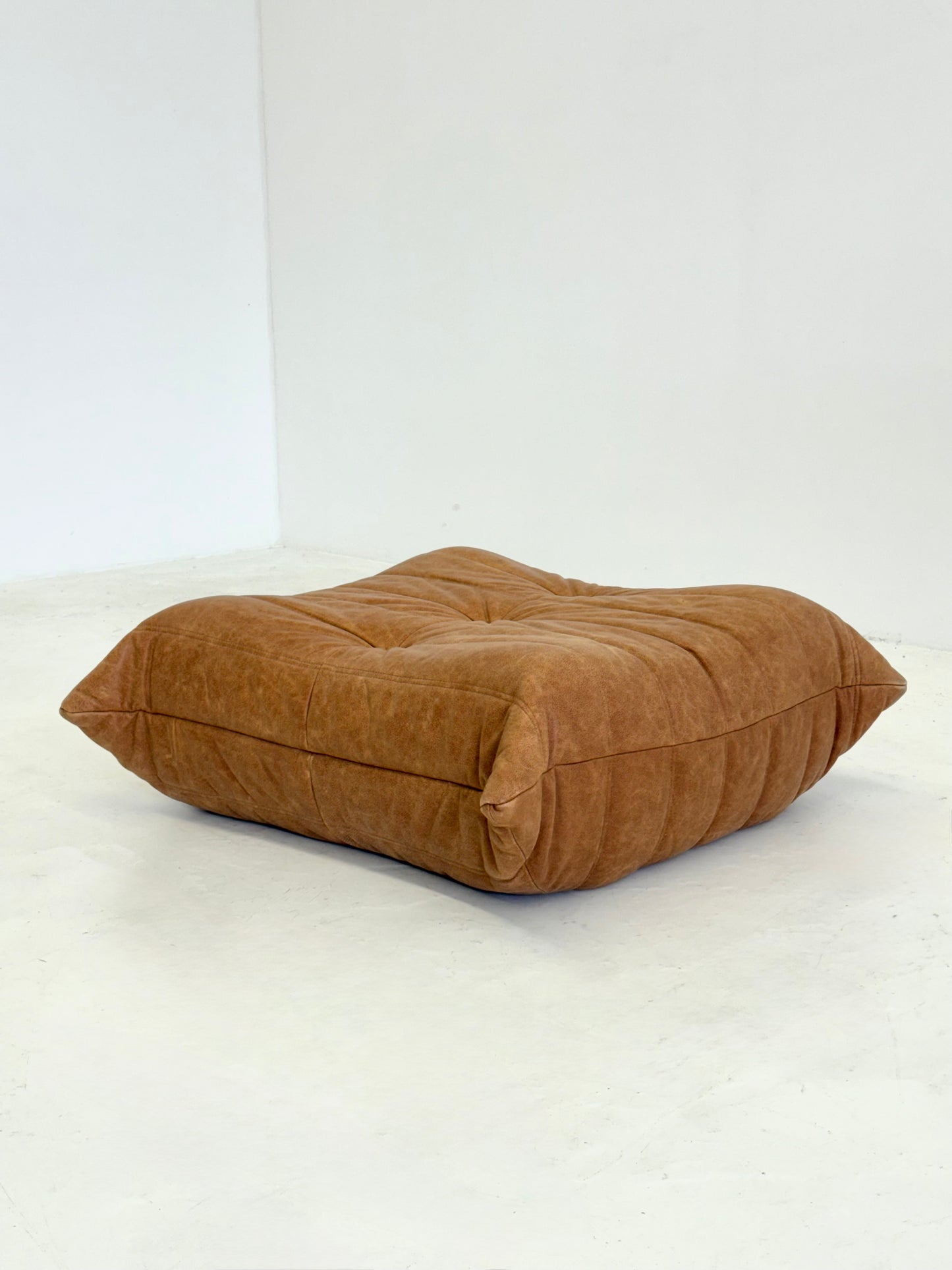 Ligne Roset Togo fauteuil met poef in cognac leer