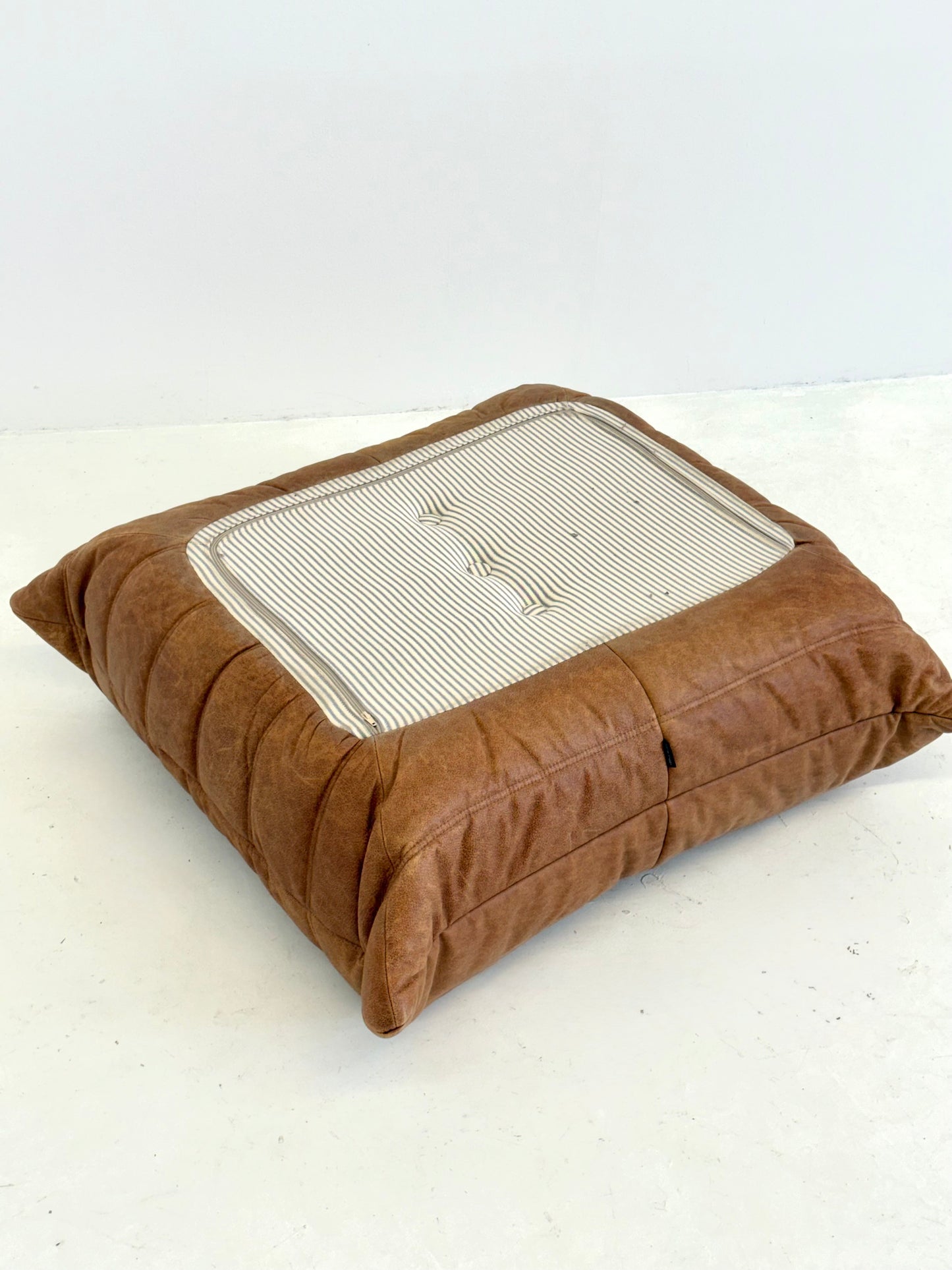 Ligne Roset Togo fauteuil met poef in cognac leer