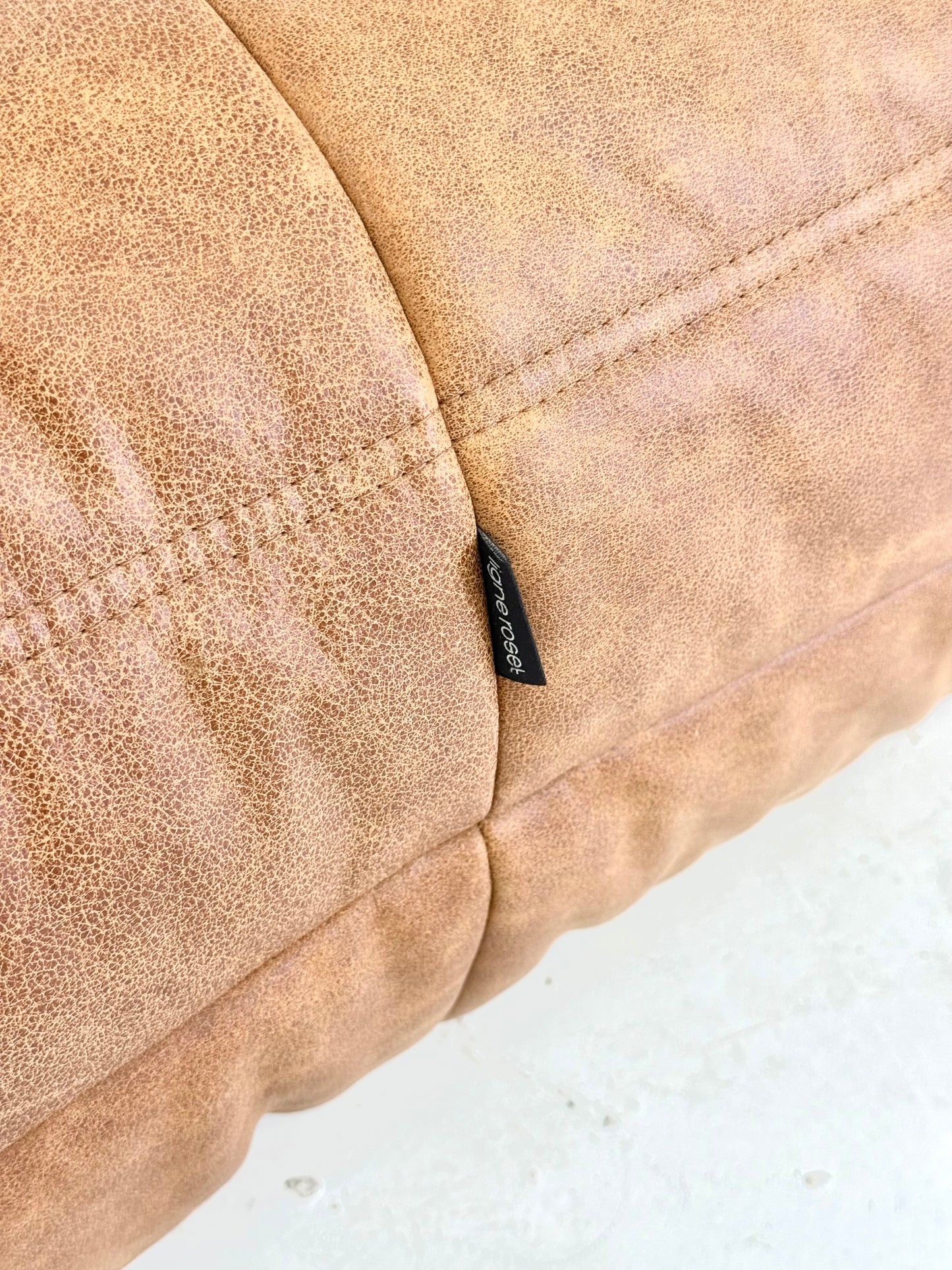 Ligne Roset Togo fauteuil met poef in cognac leer