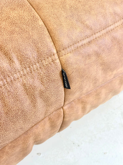 Ligne Roset Togo fauteuil met poef in cognac leer
