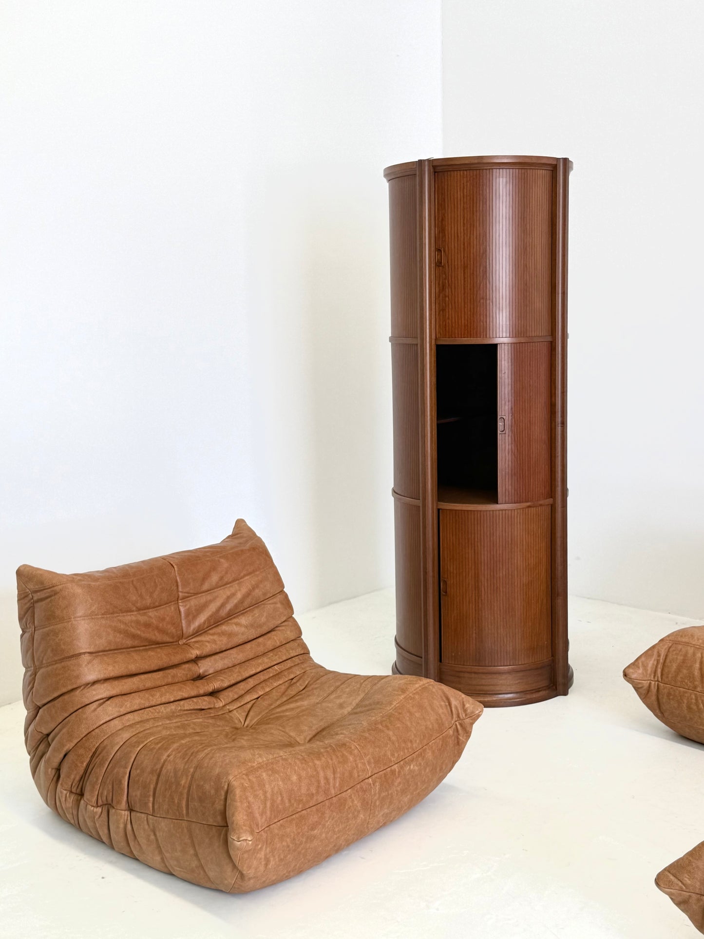 Ligne Roset Togo fauteuil met poef in cognac leer