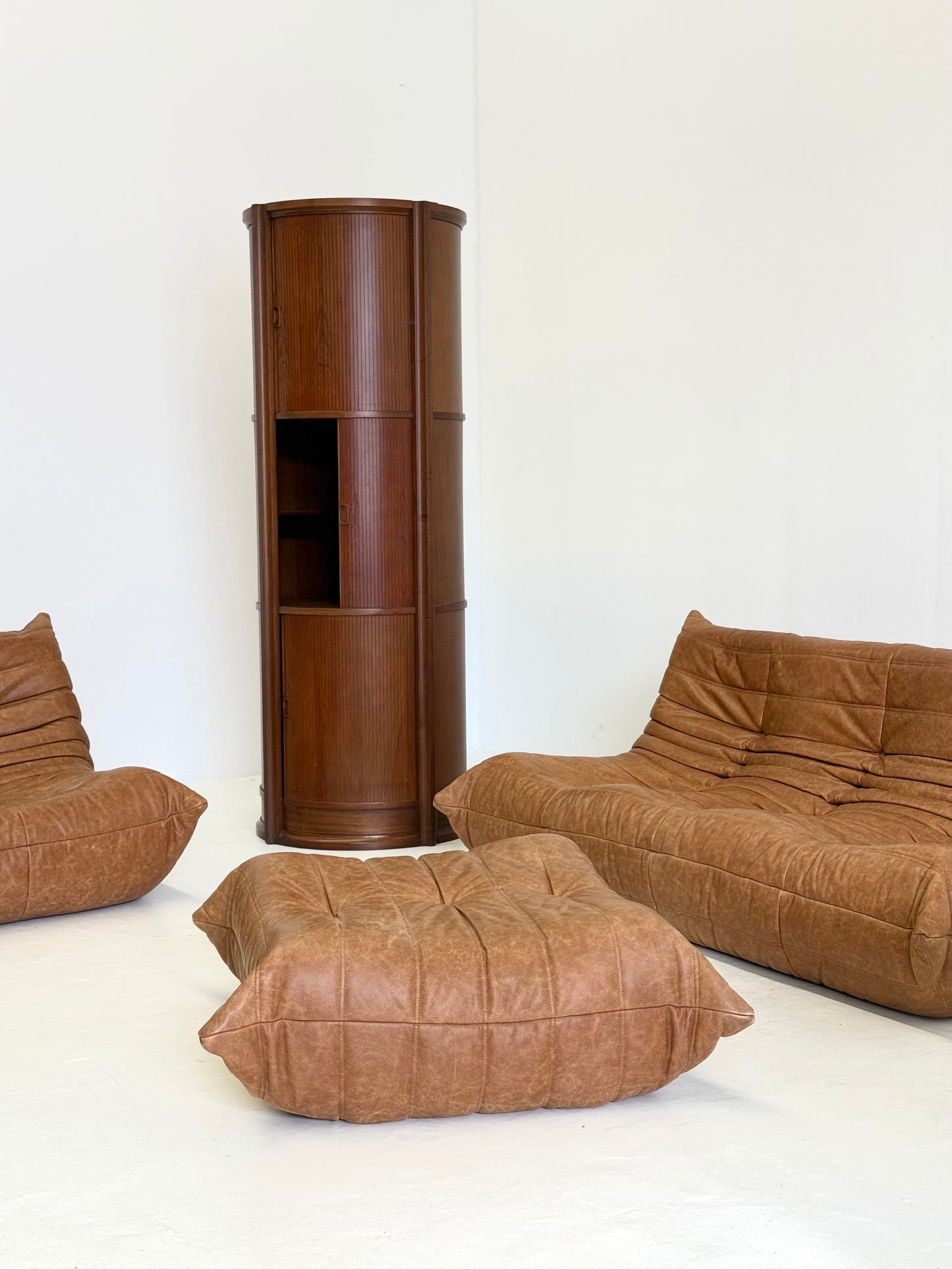 Ligne Roset Togo fauteuil met poef in cognac leer