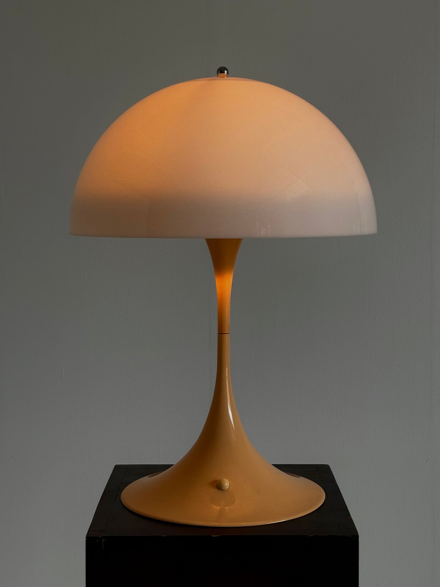 Louis Poulsen Panthella tafellamp Verner Panton beige voet