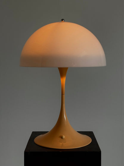 Louis Poulsen Panthella tafellamp Verner Panton beige voet